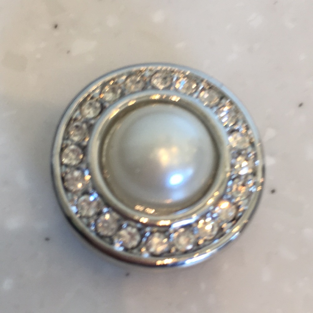 ⭐️ 3/$14 Ginger Snaps Pearl Snap with Faux Diamond Cluster Border